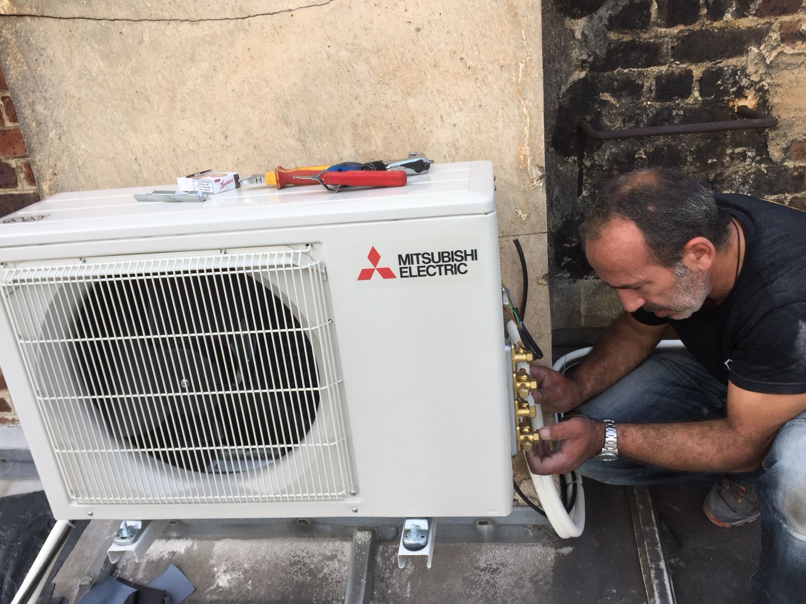 Installation clim méthodes de pose . 01 85 09 35 01